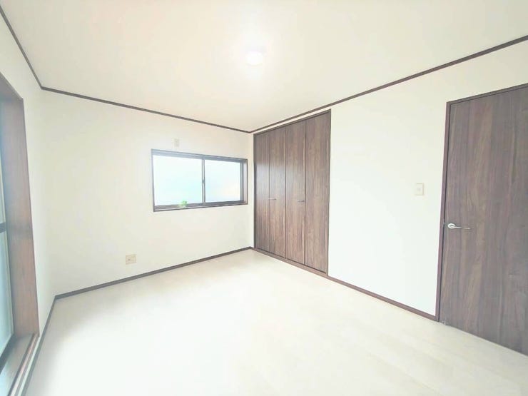 大きな窓から柔らかな光が届く、明るく開放感のあるお部屋です。白を基調とした内装がクリーンな印象を与え、心からリラックスできる穏やかな空間を演出します。