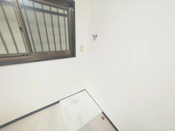 室内洗濯機置き場を完備しています。専用の防水パンと給水水栓が設置されており、万が一の水漏れにも配慮された安心の設計です。