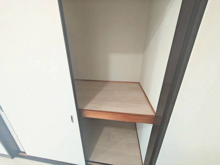 奥行きが十分に確保された中段付きの収納スペース。布団や季節家電など、かさばる荷物も上下に分けて効率よく収納できる構造です。