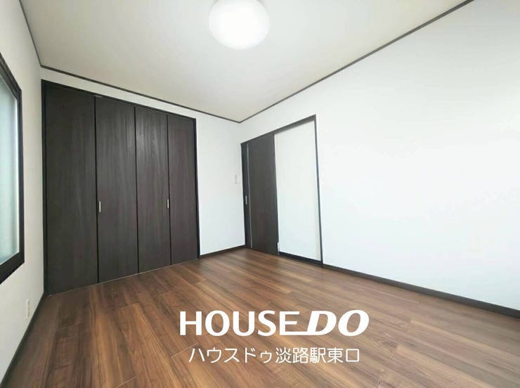 壁一面に大型の折れ戸クローゼットを備えた収納力のある洋室です。手持ちの衣類や大容量の荷物をまとめて収容できるため、居室内に余計な収納家具を置かずすっきりと使えます。