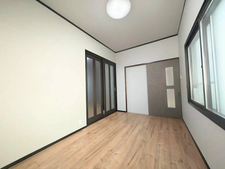 壁面の腰高窓に加え、光を通すスリット付きの引き戸を備えた明るい居室空間です。廊下側からの自然光も緩やかに取り込むことができ、開放感のある室内環境を保てます。