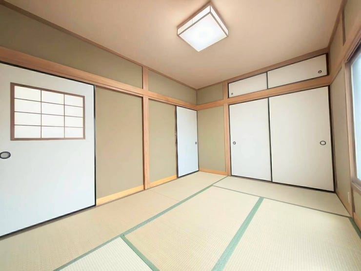 押入れと天袋を備えた収納豊富な和室です。布団や季節ものの衣類、大きな生活用品をまとめて収容できるため、室内に物を置かず居住スペースをすっきりと広々と使用できます。