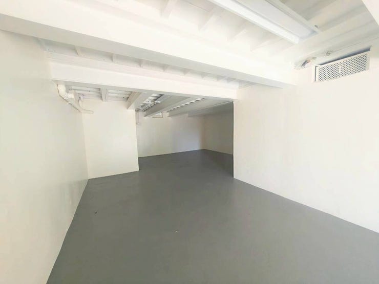 天候の影響を受けにくい屋内の駐車スペースです。雨風や直射日光から愛車をしっかりと保護でき、日々の乗り降りや荷物の積み下ろしもスムーズに行える機能的な造りとなっています。