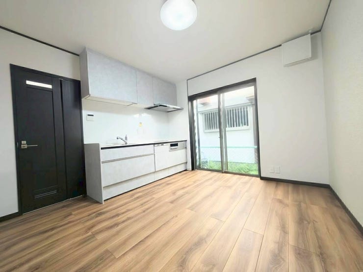 【ダイニングキッチン】
壁付け型のシステムキッチンを採用し、居住スペースを広く確保した間取りです。ダイニングテーブルやソファなどの家具を配置しやすく、自由度の高い空間レイアウトが可能です。