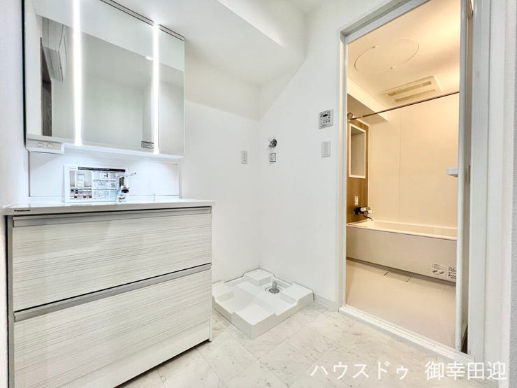 ■清々しいリフレッシュ空間■自分を磨き、気持ちを切り替える。心地よい光が差し込むプライベートスペース。