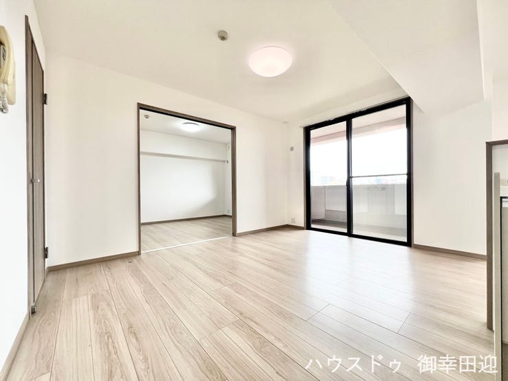 ■安らぎと笑顔の中心地■陽光が優しく降り注ぎ、会話が自然と弾む。ここでは、毎日が特別な時間へと変わります。