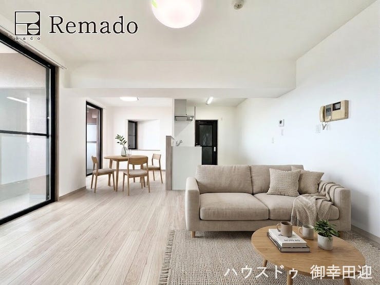 【リビング】
■家族の笑顔が集う中心地■お気に入りの家具を迎え、窓からは心地の良い光が差し込みます。※CGで家具を配置しています。