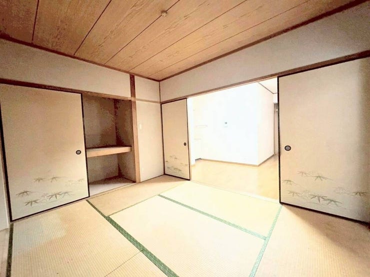 い草の香りに包まれてゆったりと寛げる和室です。押し入れを備えており、布団や季節ものの荷物をすっきりと整理可能。ふすまを開放すれば隣室と一体の空間としても活用でき、柔軟な使い方ができます。