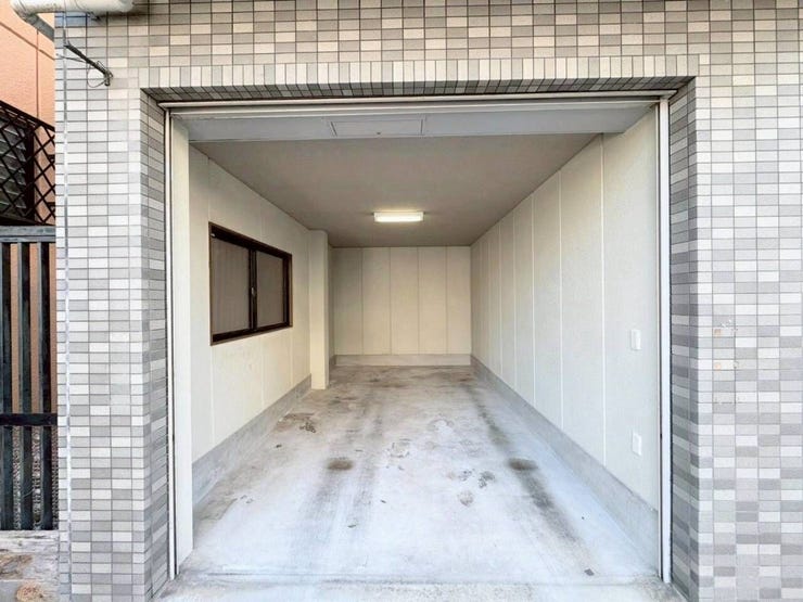 大切な愛車を雨風や直射日光から守れるビルトインガレージです。奥行きと高さにゆとりがあり、お車の駐車はもちろん、自転車やアウトドア用品の収納スペースとしても重宝します。天候を気にせず乗降が可能です。