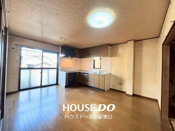 【リビング】
大きな窓から自然光が差し込む広々としたLDK空間。壁面に沿って配置されたL字型システムキッチンにより、リビング・ダイニング部分をゆったりと広く使える間取り設計です。