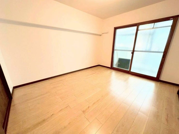 大きな窓から豊かな自然光が広がる、明るく心地よいお部屋です。日中は電気をつけなくても明るい空間で読書や作業を楽しめ、毎朝気持ちの良い光を感じながらすっきりと目覚められる寝室としても重宝します。