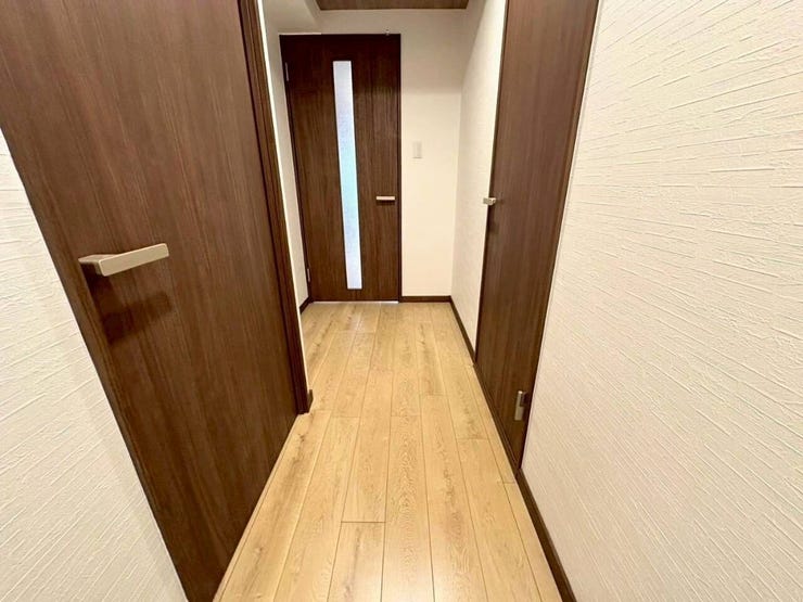 各居室や水回りへの移動がスムーズに行える、無駄のないフラットな動線です。段差が少なく移動しやすいため、日々の掃除機掛けがスムーズに終わり、小さな子どもから高齢の方まで歩きやすい構造です。