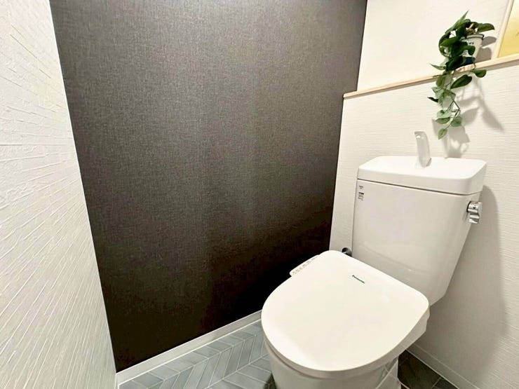 温水洗浄便座とお手入れのしやすい一体型シャワートイレを採用。上部には小物を置ける便利なカウンター風の棚があり、芳香剤を置いたりトイレットペーパーをストックしたりと、空間を有効に活用できます。