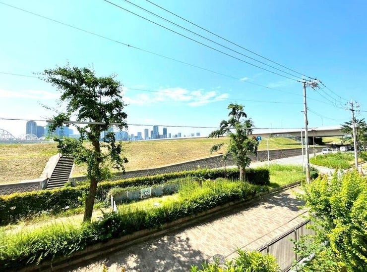 淀川河川敷に面しており前にさえぎる建物がないため、窓を開放して季節を感じながら生活できます◎