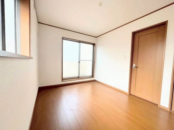 採光・通風ともに良好な洋室です。バルコニーへ出入りできる掃き出し窓があり、部屋全体が明るく開放的な雰囲気に包まれています。主寝室や子供部屋など、幅広い用途に対応できる心地よいお部屋です。