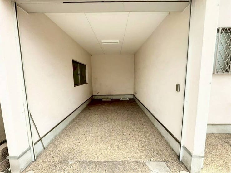 雨や直射日光から大切な愛車を守れるビルトインガレージです。奥行きがしっかり確保されており、お車の駐車はもちろん、自転車の駐輪やDIY用の作業スペースとしても使い勝手の良い設計になっています。