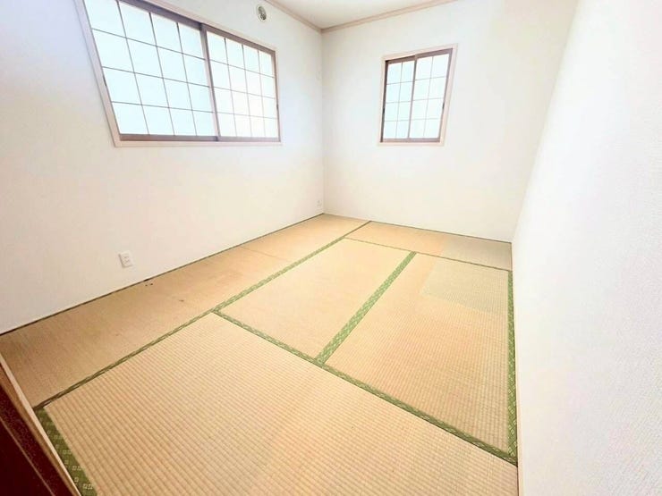 2面に格子入りの窓が配置された明るく落ち着きのある和室です。畳の爽やかな香りに包まれ、寝室や客間、お子様の遊び場など多目的に活躍。風通しも良好で、快適にくつろげる空間が広がっています。