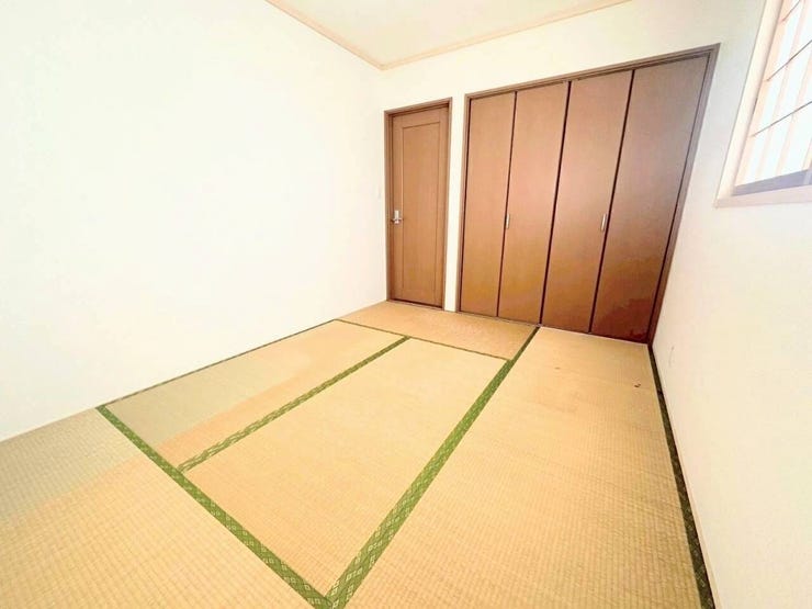 大型の収納扉を備えた使い勝手の良い和室です。布団や衣類、季節物の荷物をまとめて収められるため、お部屋をすっきりと広く保てます。落ち着いた和の雰囲気で、寝室やくつろぎの場として重宝します。