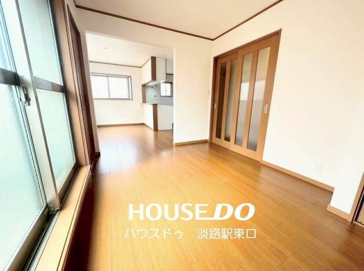 大きな窓から光がしっかり届く明るいお部屋です。奥のキッチンエリアまで視線が通り、奥行きを感じられるレイアウト。扉を開放すれば隣接スペースと繋がり、用途に合わせてフレキシブルに活用できます。
