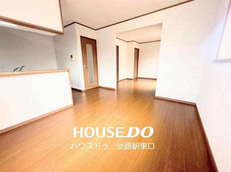 【リビング】
キッチンからお部屋全体が見渡せる開放的なリビングダイニングです。木目の美しいフローリングが温かみを感じさせ、奥行きのある造りのためダイニングとリビングのレイアウトを分けて使いやすい設計です。
