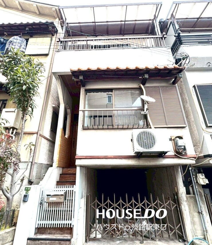 落ち着いた佇まいを見せる一戸建ての外観。アプローチ階段やバルコニー、1階部分の駐車・駐輪スペースなど機能面も備わっています。日当たりも良く、快適な暮らしをイメージしやすいお住まいです。