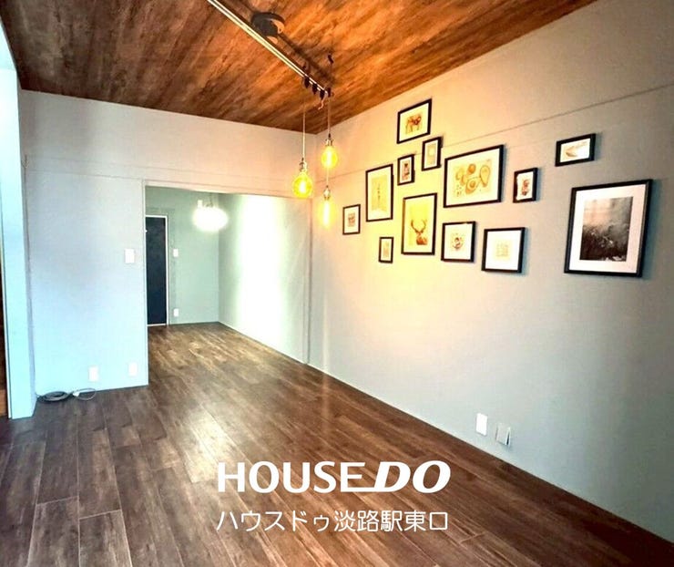 【洋室】
木の木目調とアクセントクロスが印象的なお部屋。暖色系のライトが居心地の良い雰囲気を演出し、インテリアを並べる楽しさが広がります。