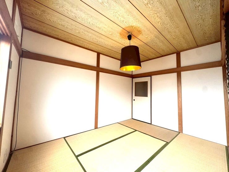 竿縁天井と畳が調和する落ち着いた和室。中央に配した現代的なペンダントライトがアクセントとなり、和モダンな雰囲気をつくり出しています。寝室や憩いの場としてゆったり過ごせる空間です。
