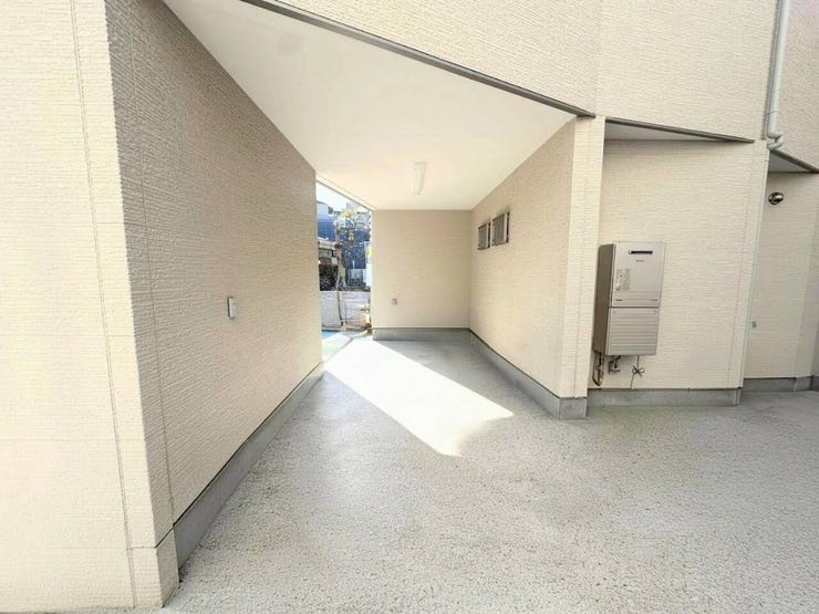 雨や直射日光から大切な愛車を守る屋根付きのビルトインガレージです。雨天時でも濡れずに乗り降りができ、荷物の積み下ろしもスムーズ。自転車やバイクの置場としても活用できる利便性の高いスペースです。