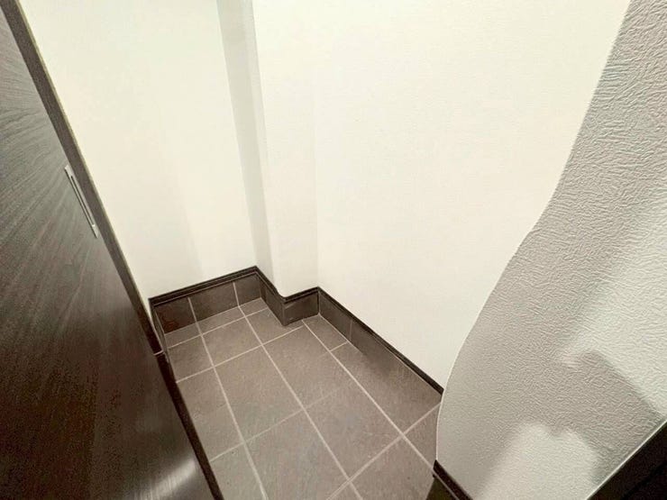 玄関脇に設けられた便利なシューズインクローゼット(土間収納)です。靴はもちろん、ベビーカーやアウトドア用品などもそのまま収納可能。床面は掃除がしやすいタイル仕上げで、清潔な玄関を保てます。