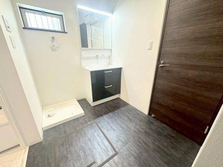 2面採光で明るく風通しの良い洋室です。クローゼットが設置されており、衣類や生活用品をすっきりと整理可能。シックな床材と白いクロスのコントラストが落ち着いた空間を作り出し、寝室や書斎としても過ごせます。