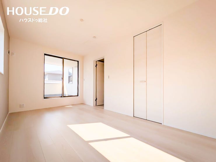 こちらの洋室も二面採光で明るい印象のお部屋です◎
シンプルな洋室だからこそ自分好みの一室へ・・・♪