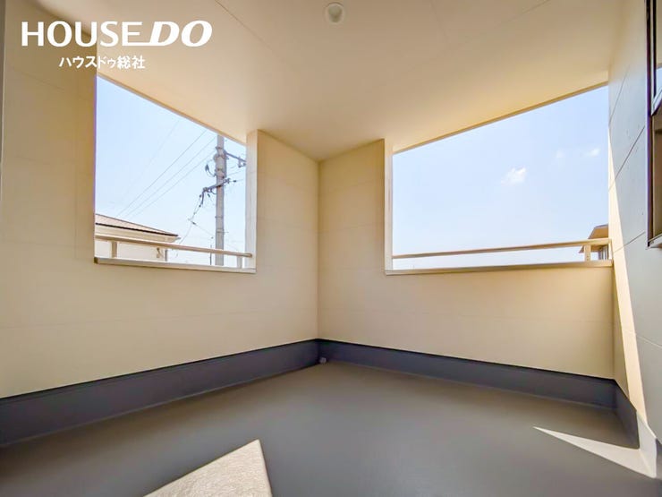 屋根に覆われたインナーバルコニーは、急な雨でも洗濯物が濡れにくいのが嬉しいポイント♪