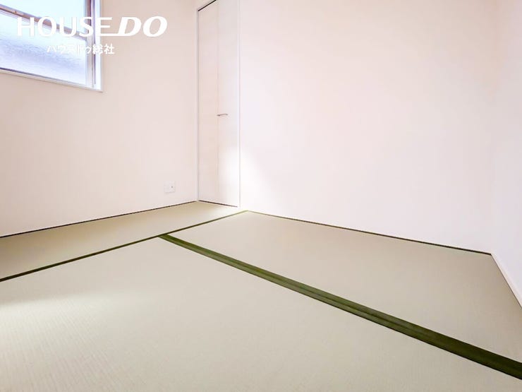 小窓のある落ち着いた畳スペース!
家族が休む場所はもちろん、親族が泊まりに来る日の使い方も考えられるので、用途はイロイロ♪
イグサの香りをお楽しみください♪