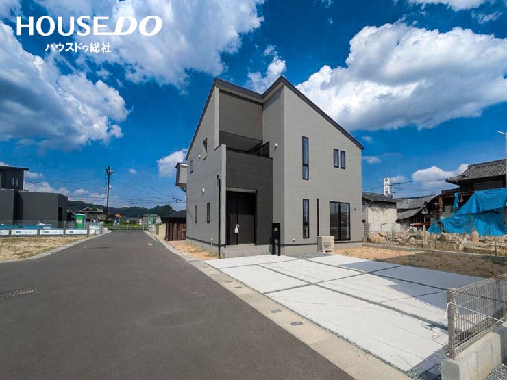 グレーを基調としたシンプルな外観のお家です♪
閑静な住宅街に位置しており、周辺環境も良好です♪