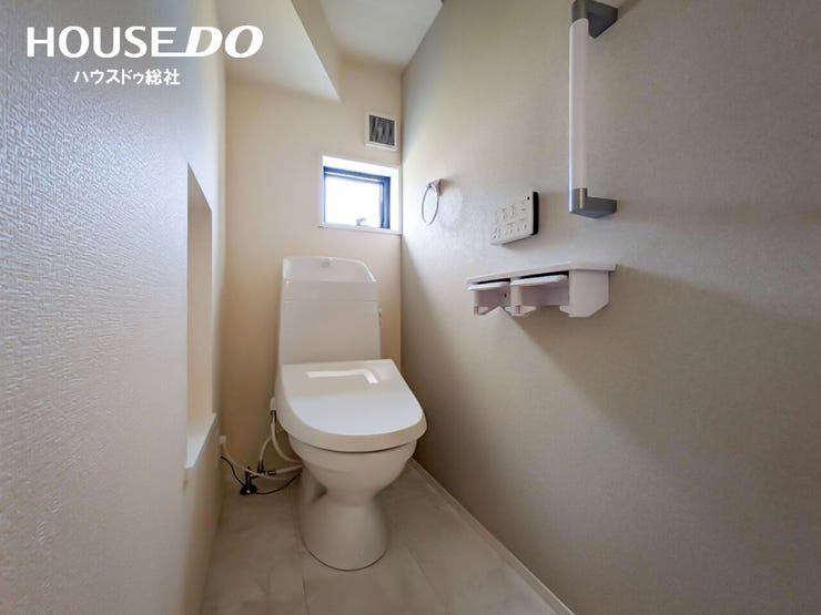 ゆったりとしたサイズのトイレは採光窓もあり明るい雰囲気です♪温水便座洗浄ももちろんあります♪