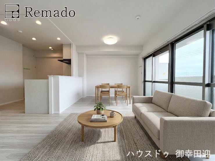 【リビング】
■家族の笑顔が集う中心地■お気に入りの家具を迎え、窓からは心地の良い光が差し込みます。※CGで家具を配置しています。