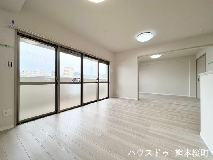 ■安らぎと笑顔の中心地■陽光が優しく降り注ぎ、会話が自然と弾む。ここでは、毎日が特別な時間へと変わります。