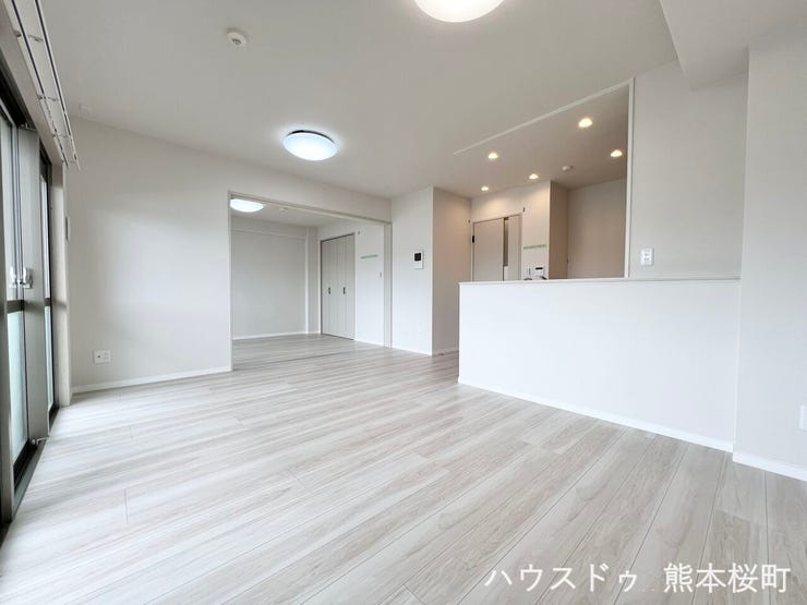 ■安らぎと笑顔の中心地■陽光が優しく降り注ぎ、会話が自然と弾む。ここでは、毎日が特別な時間へと変わります。