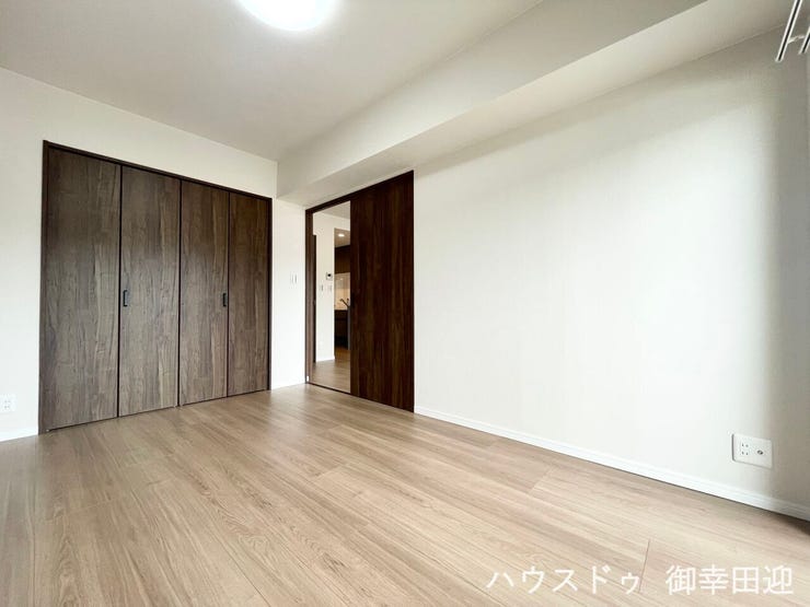 ■2階5.7帖洋室■寝室、書斎、趣味の部屋。家族の成長やライフスタイルに合わせ、様々な使い方ができる快適な空間です。