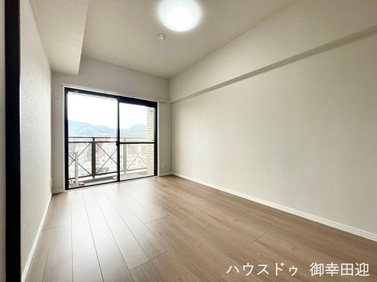 ■2階5.7帖洋室■寝室、書斎、趣味の部屋。家族の成長やライフスタイルに合わせ、様々な使い方ができる快適な空間です。