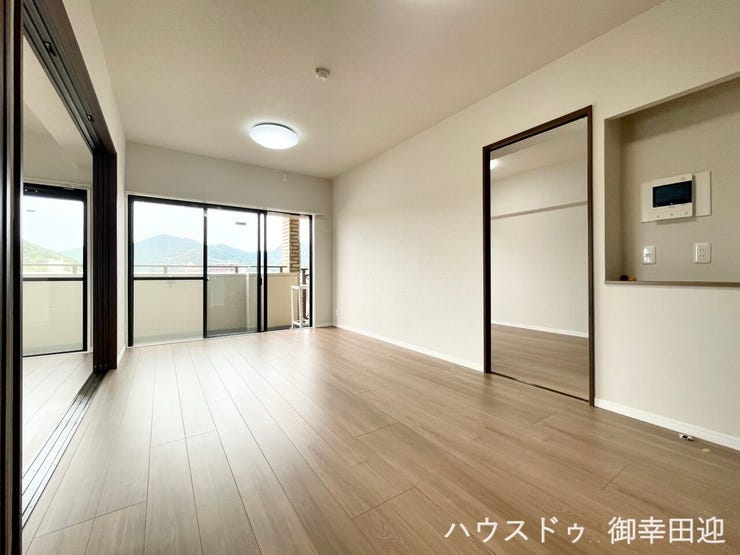 ■安らぎと笑顔の中心地■陽光が優しく降り注ぎ、会話が自然と弾む。ここでは、毎日が特別な時間へと変わります。