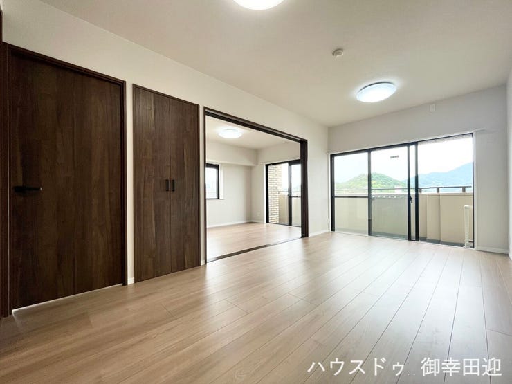 ■安らぎと笑顔の中心地■陽光が優しく降り注ぎ、会話が自然と弾む。ここでは、毎日が特別な時間へと変わります。