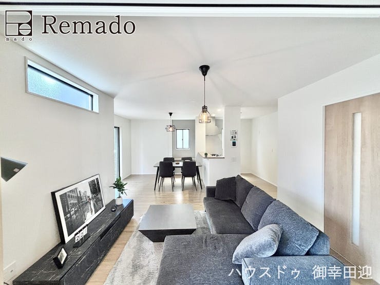 【リビング】
■家族の笑顔が集う中心地■お気に入りの家具を迎え、窓からは心地の良い光が差し込みます。