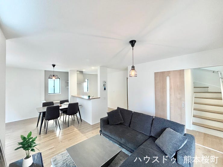 ■安らぎと笑顔の中心地■陽光が優しく降り注ぎ、会話が自然と弾む。ここでは、毎日が特別な時間へと変わります。