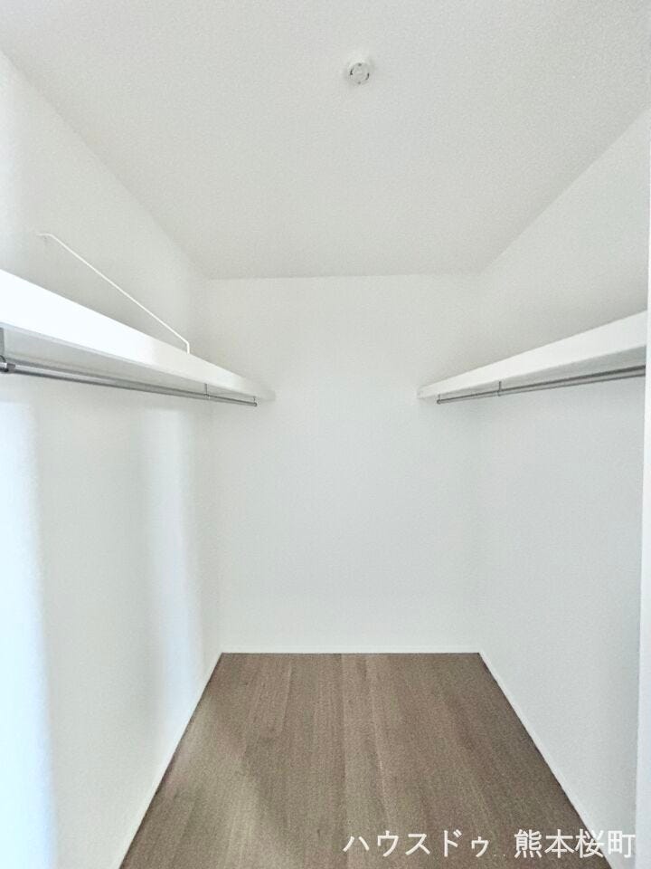■2階7帖洋室WIC■衣類から小物まで一ヶ所に集約。整理整頓がしやすく、毎日のコーディネートが楽しくなるゆとりの収納です。