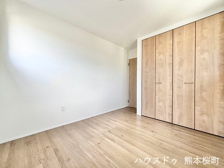 ■2階5.4帖洋室■寝室、書斎、趣味の部屋。家族の成長やライフスタイルに合わせ、様々な使い方ができる快適な空間です。