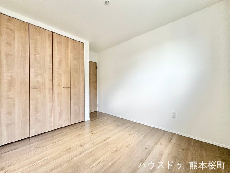 ■2階5.2帖洋室■寝室、書斎、趣味の部屋。家族の成長やライフスタイルに合わせ、様々な使い方ができる快適な空間です。