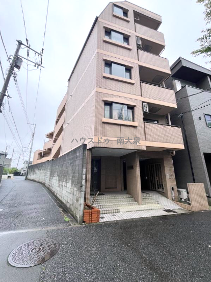 ●南西側道路から見たマンション全景