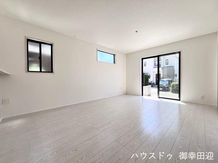 ■安らぎと笑顔の中心地■陽光が優しく降り注ぎ、会話が自然と弾む。ここでは、毎日が特別な時間へと変わります。