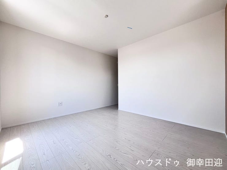 ■2階8帖洋室■心からリラックスできる静けさ、上質な眠りで、毎日をリセットします。明日への活力を養う空間です。